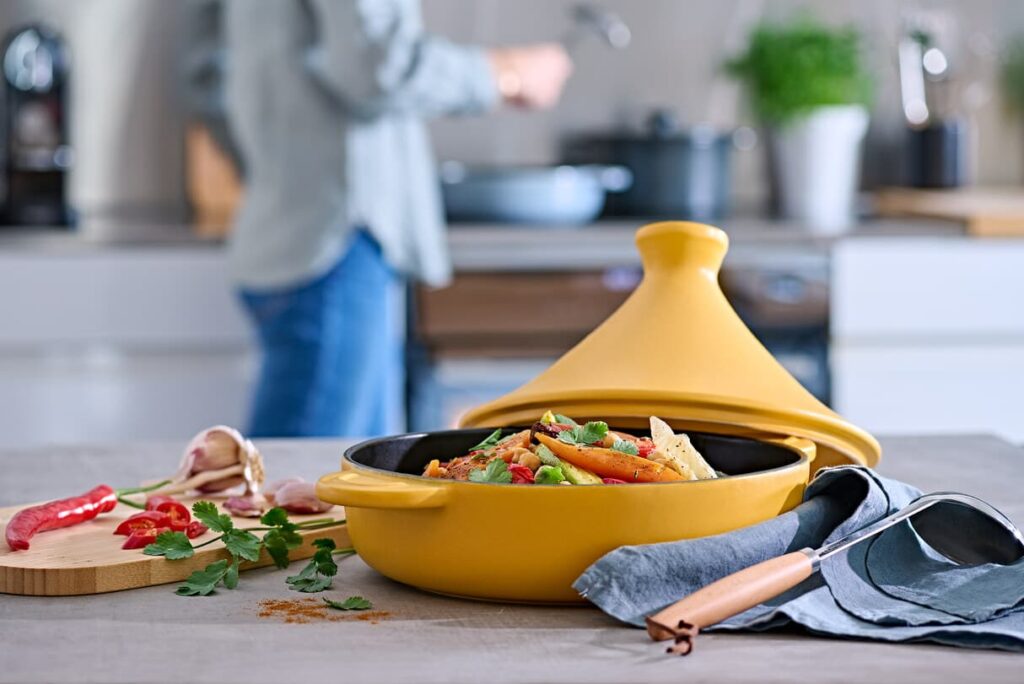 cocinando comida en tajine kuoko