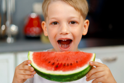 niño comiendo sandia